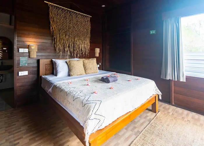 Hostel Mad Monkey Nusa Lembongan