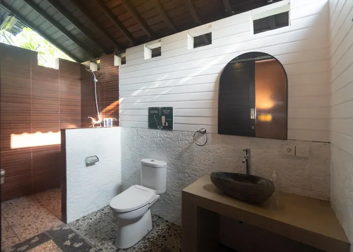 Mad Monkey Nusa Lembongan